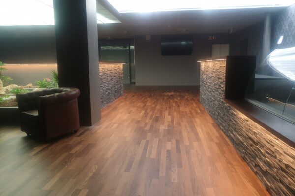 Pokerclub Bern. Text. Kreation einer massiven Holztheke und Bar für den Pokerclub Bern, ein Synonym für Handwerkskunst und Geselligkeit
