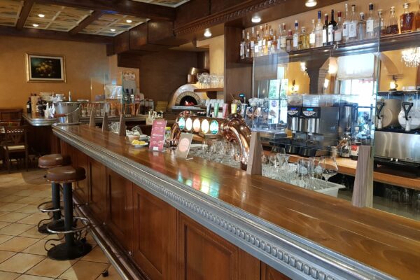 Ristorante Luce Infektionsschutz. Text. Installation von Infektionsschutzmaßnahmen im Ristorante Luce, die Sicherheit und stilvolles Ambiente kombinieren