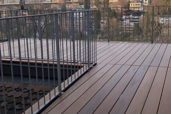 Terassenbau. Text.. Eine idyllisch gestaltete Terrasse, die eine Oase der Ruhe und Entspannung im Freien bietet, perfekt für erholsame Stunden in der Natur.