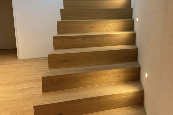 Treppenverkleidung. Text. Ästhetische Verkleidung einer Treppe, die sowohl Sicherheit als auch Stil in den Vordergrund stellt